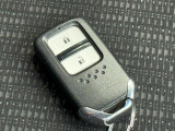 スマートキーのお写真です。鍵をお持ち頂くだけでドアの施錠開錠が可能です♪