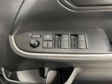 パワーウィンドウスイッチで運転席から全席の窓の開閉ができます♪