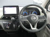 デイズの運転席廻りになります。ひじ掛けや収納など便利な装備がついてます!