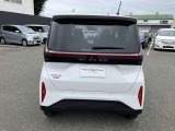 後部座席はプライバシーガラスとなっています。座っている人や置いてある荷物が見えにくくなっているのでプライバシーの確保が出来ます。ぜひ見て確認してみて下さい