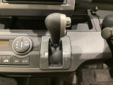 CVT車のセレクトレバーです。低速から高速まで、変速ショックのないスムーズな走りを実現するとともに、エンジン効率のよい領域を維持することで燃費にも貢献します。