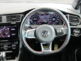 Volkswagen全車共通の上質な本革を使用した手触りのしっとりとしたステアリングです。唯一素肌が触れるハンドルは上位モデルと同じ握り心地になっております。