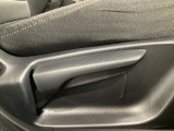 運転席にはドライバーの体型や好みに応じて前後方向だけでなく、高さの調整ができるシートリフターを装備!