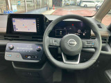 使いやすく安全な操作性と良好な視界を実現した運転席!