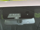 【三菱e-Assist】走行中に前方の車両等を認識し、衝突しそうな時は警報とブレーキで衝突回避と被害軽減をアシスト。より安全にドライブをお楽しみいただけます。