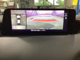 狭い場所での駐車やすれ違いなどでより的確な運転操作に役立つ360&deg;ビューモニターが装備されています。