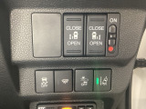 両側電動スライドドアは運転席から操作ができるよう、操作スイッチが付いています。Hondaセンシング用のVSA(ABS+TCS+横滑り抑制)解除と路外逸脱抑制機能などのスイッチがあります。