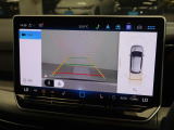 ギアをリバースに入れると車両後方の映像を映し出します。画面にはガイドラインが表示され、車庫入れや縦列駐車などの際に安全確認をサポートします。
