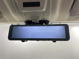 【デジタルルームミラー】車両後方カメラの映像をルームミラーに映すことが出来ます。 そのため、後席に人や荷物があって後方が見えづらい場合でもしっかり視界を確保することが出来ます。