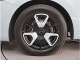 【ホイールキャップ】車に良く似合う純正ホイールキャップが装備されています。各種社外アルミホイールや、スタッドレスタイヤも取扱いしております。是非ご相談ください。