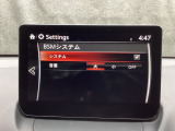 ブラインド・スポット・モニタリング (BSM) は、自車の後方から接近する車両の存在を知らせることにより、車線変更時の後方確認を支援するシステムです。