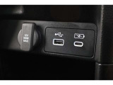 USBオーディオ用ソケットがついていますので携帯電話などを接続すれば音楽等の再生が可能です!充電用ソケットもございます!