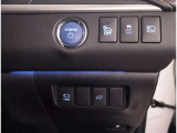 お車のキーはスマートキーです。キーを身につけた状態で車に近づき、ドアロックの解錠や施錠操作が出来ます。雨の日など両手がふさがっている時など、とっても便利ですね。