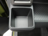 カップホルダーは運転席や助手席からちょうど手の届く位置です!!