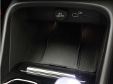 【ワイヤレス・スマートフォン・チャージ】対応機種のスマートフォンを、タッチスクリーン式センターディスプレイの下に置いておくだけで充電可能。すっきりと収納できて、使いたいときにはすぐに手に取れます。