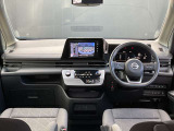 運転席周りになります。内装色はブラック系です。
