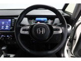 運転中もハンドルでの操作が可能です。特に高速道路等の目が離せない運転時には、便利さだけでなく、安全性も兼ね備えております。
