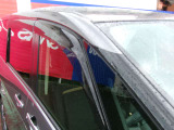 雨の日でも、車内の空気入替に便利なプラスチックバイザー付きになります^^意外と実用性がありますよね☆