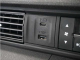 ◆USB接続端子◆スマホやiPodなどを接続して、いつもの音楽を車内でもお楽しみいただけます♪