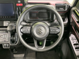 インテリアに合わせたデザインのステアリングは、運転される方のことも考え、運転しやすい形状、大きさです。是非一度、実際に触ってお確かめください。