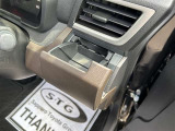 運転席・助手席の同じ位置に格納式のドリンクホルダーが付いています!取り出しやすい位置なのでとても便利です♪