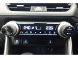 ★運転席と助手席でそれぞれお好みに合わせて温度設定が行えるフルオートエアコンです。外気温や室温、日射量を感知し、吹き出し温度、風量を緻密に制御します