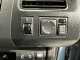 狭い駐車場で便利な電動格納ドアミラーが付いています。