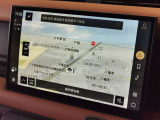 新インフォテイメントシステム「Pivi Pro」に搭載される3Dサラウンドカメラシステム。車輌AIにより車輌を含む周囲の映像を立体的に表示。よりスムーズな駐車や発進が可能となります。