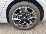 【BMWアロイホイル】軽量かつ強度に拘ったアロイホイル。走行性能ポテンシャルを引き出す設計。車の足元を引き締めてくれる大きなポイントはアロイホイルです。