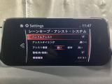 カメラが車線を認識してはみ出しそうになるとステアリングアシストが介入するレーン・キープ・アシストシステムを装備しております。お好みで作動・非作動の設定も可能です。