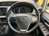 インテリアに合わせたデザインのステアリングは、運転される方のことも考え、運転しやすい形状、大きさです。是非一度、実際に触ってお確かめください。