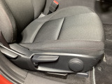 運転席にはドライバーの体型や好みに応じて前後方向だけでなく、高さの調整ができるシートリフターを装備!