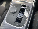 運転中にもオーディオの音量やFMの切り替えなどステアリングでの操作で切り替え可能なため、ステアリングから手を放す必要がない為、運転中でも操作が簡単でございます。