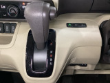 CVT車のセレクトレバーです。低速から高速まで、変速ショックのないスムーズな走りを実現するとともに、エンジン効率のよい領域を維持することで燃費にも貢献します。