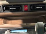 手の届くところにスマートフォンが置けるインパネセンタートレイ