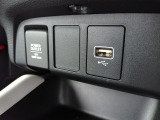 12V電源ソケットを設置しております。周辺機器の充電にご利用頂けます。便利な充電用USBジャックも付いています。
