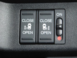 両側電動スライドドアです。運転席からスイッチ操作で開閉できます。また両手に荷物を持っている時の開け閉めは便利です。