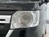 LEDヘッドライトは、点灯の瞬間から最大光量を発揮し、突然暗くなるトンネルなどでの安定感を高めます。