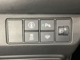 ハンドルの右側にはヘットライトリベライザーとHondaセンシング用のメインスイッチがついています。ヘッドライトリベライザーは道路状況や積荷の加重に応じてライトの高さを調節できます。