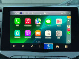 タッチスクリーンをタップするかスワイプするだけですべての機能を呼び出せます。Apple CarPlayおよびAndroid Autoに対応しスマートフォンとのシームレスな 連携も実現。さらに、USBポートを標準装備しています。