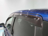 クルマと一体感がある.デザインのプラスチックバイザー 雨の日でも車内の換気ができます。