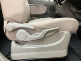 運転席シートリフターを装備しています★細かくドライビングポジションを設定できるので運転し易く、疲れにくいですね♪
