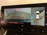 複数のカメラの映像をもとに、クルマを真上から見ているような映像をドライバーに提供し駐車をサポートする機能です。