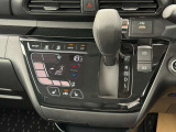 タッチパネル式のオートエアコンで車内はいつでも快適空間です♪ついでにお掃除も楽々です♪
