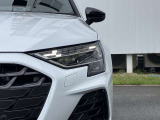 マトリクスLEDヘッドライト装備 複数のセンサーとカメラによって他車や歩行者を検出。ドライバーや歩行者の視界を妨げることが無いように、約1億通りの自動配光が可能です。