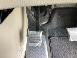 パーキングブレーキはフット式なので運転席と助手席の間はすっきり、移動も楽々です。さっと手が届く位置にATセレクトレバーやエアコンスイッチなどがあり操作性に優れています