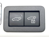 【パワーバックドア】スマートキーや運転席のボタンを押すだけでリアゲートが自動で開閉します!荷物を持っている時や、高い位置にあるバックドアを閉める際に便利な機能です♪