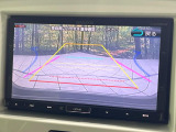 【バックカメラ】駐車時に後方がリアルタイム映像で確認できます。大型商業施設や立体駐車場での駐車時や、夜間のバック時に大活躍!運転スキルに関わらず、今や必須となった装備のひとつです!