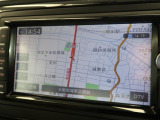 スマートフォン感覚で使いこなせるタッチディスプレイや、自然な対話で目的地を設定できる音声認識機能に対応したAVナビゲーションシステムです。ETC2.0と連動したリアルタイム交通情報も受信します。