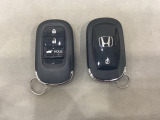 スマートキーを装備しています。鍵を差し込むことなくドアロックの開け閉めと、スタートボタン操作でのエンジンスタートができます。ボタン操作でトランクが開けられる電動テールゲートのボタンもついています。